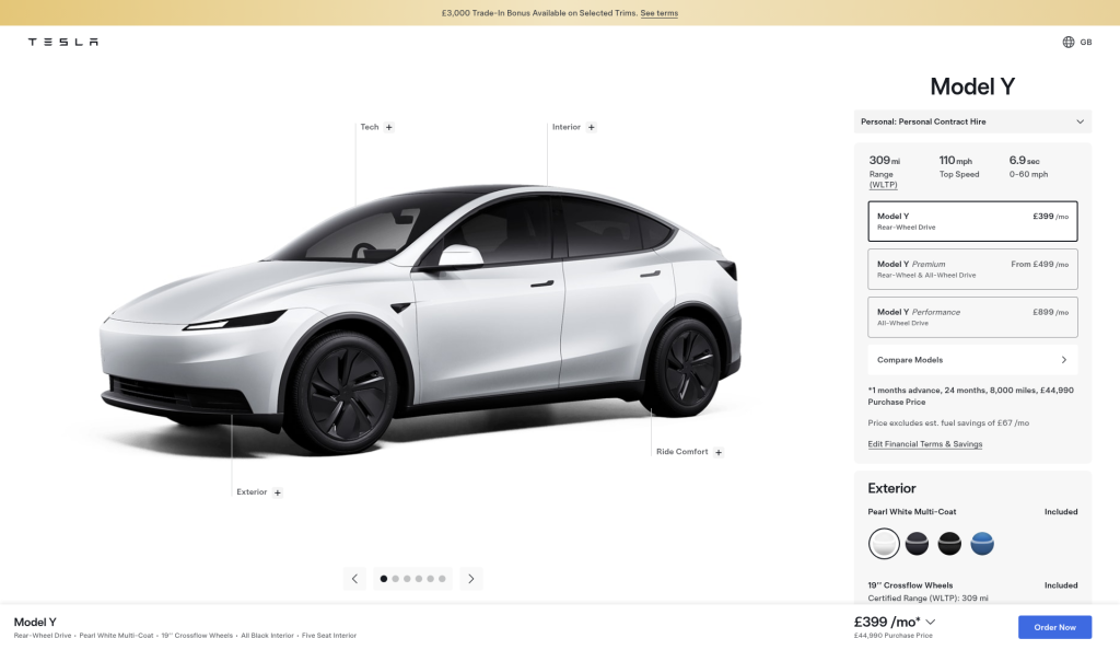 Konfigurator Tesla Model Y na stronie tesla.com z listą wersji Rear-Wheel Drive, Premium i Performance oraz ceną 44 990 funtów.